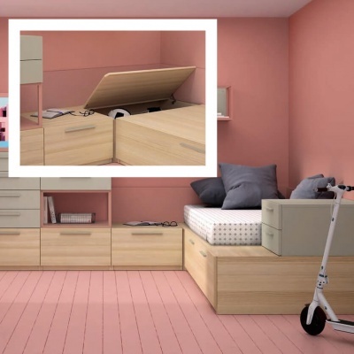 Quarto com móveis em madeira clara, camas com arrumos, gavetões, almofadas cinza e trotinete branca no chão rosa