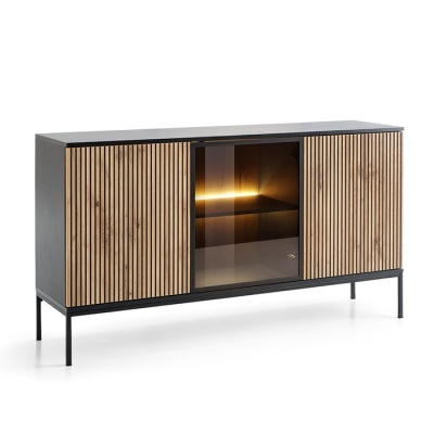 Aparador moderno com portas em madeira clara frisada e vidro central iluminado, com estrutura e pernas pretas