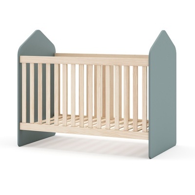 Berço de bebé em madeira natural com laterais verdes e estrutura em ripas