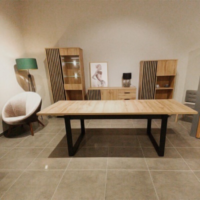 Mesa de jantar de madeira clara com estrutura preta em sala com móveis rústicos de madeira, cadeira estofada branca, luminária verde e decoração