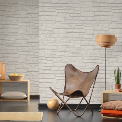 Cadeira de pele castanha com estrutura metálica num ambiente interior decorado