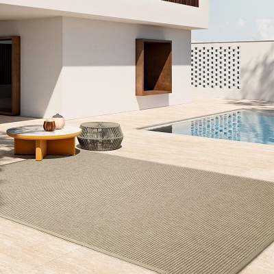 Tapete cinza canelado ao lado de piscina com mesa amarela e cadeira metálica cinzenta