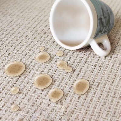 Caneca cerâmica com gotas de líquido em tecido texturizado bege