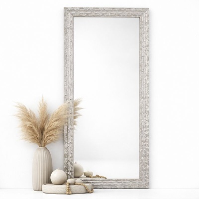 Espelho com moldura branca textura madeira, vaso bege com folhas secas e decoração neutra