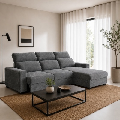 Sofá cinzento escuro com chaise longue numa sala iluminada, com mesa de centro preta e tapete castanho