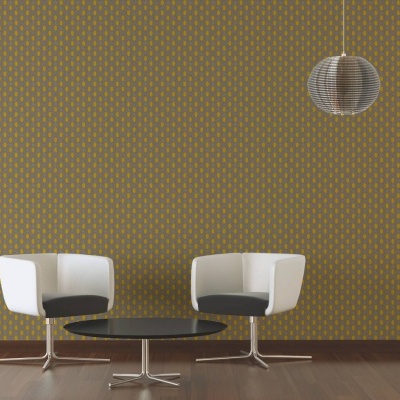 Sala com dois cadeirões brancos e pretos, mesa preta redonda baixa, papel de parede castanho com padrão amarelo e candeeiro metálico suspenso.