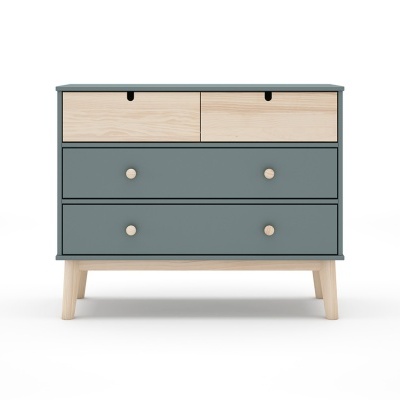 Cómoda com quatro gavetas em madeira clara e cinza-azulado com botões redondos