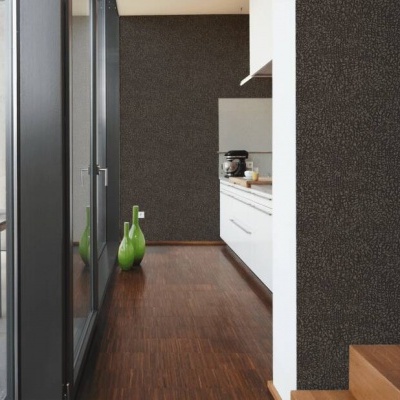 Interior moderno com chão e escadas em madeira castanha e cozinha branca