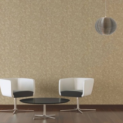 Sala com duas cadeiras brancas e pretas, mesa preta redonda e parede bege texturizada