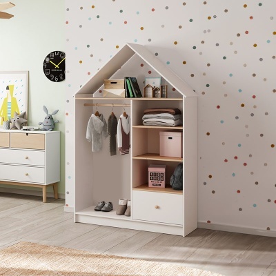 Guarda-roupa infantil branco em madeira em forma de casa com roupas e brinquedos