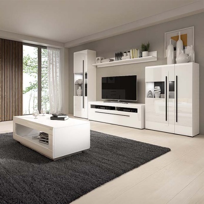 Mobília de sala branca lacada com molares e mesa de centro sobre tapete cinzento escuro