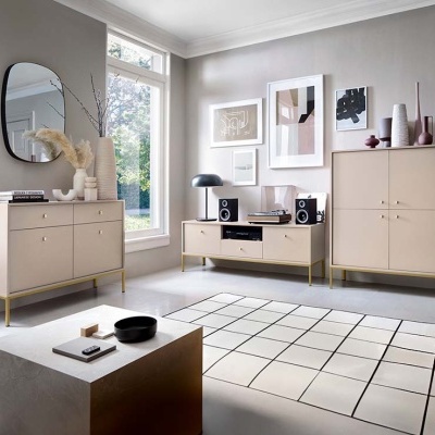 Sala de estar moderna com móveis claros e decoração minimalista