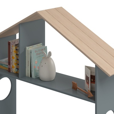 Prateleira de madeira em forma de casa com tecto claro e objetos decorativos