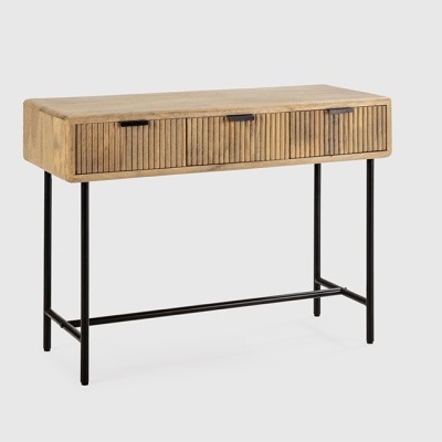 Aparador de madeira clara com três gavetas e estrutura metálica preta