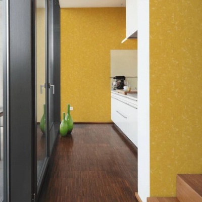 Escadaria de madeira junto a parede amarela texturizada e cozinha branca ao fundo