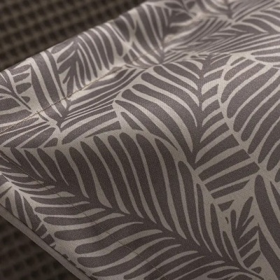 Estofado cinza com padrão de folhas e costura visível