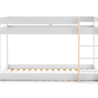 Beliche branco com detalhes em madeira clara e escada à direita