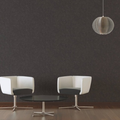 Dois cadeirões estofados branco e preto com mesa redonda preta e candeeiro esférico cinzento em ambiente interior