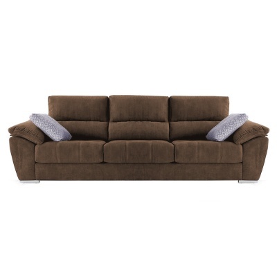 Sofá castanho escuro de três lugares com almofadas cinzentas, em fundo branco