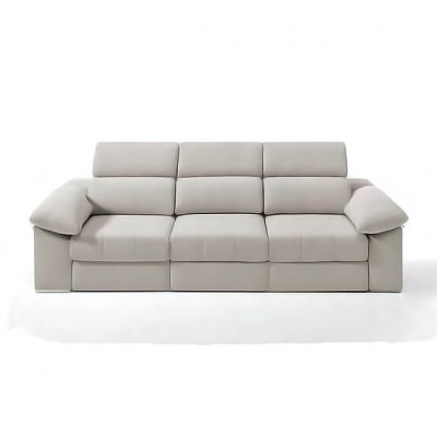 Sofá cinza claro de três lugares com encostos altos e almofadas largas