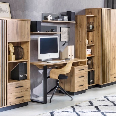 Conjunto de escritório em madeira clara com secretária, cadeira giratória, estantes altas e armário, com decoração sobre chão claro com tapete geométrico