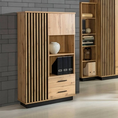 Móvel de arrumação em madeira clara com detalhes pretos e prateleiras abertas