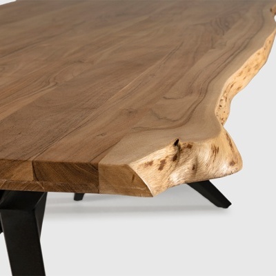 Mesa de madeira natural com pernas pretas metálicas