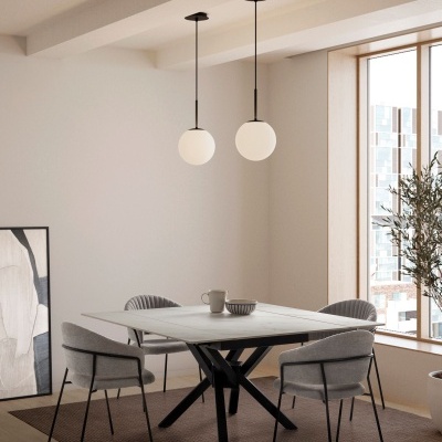 Sala de jantar minimalista com mesa branca e cadeiras cinza com luminárias pendentes