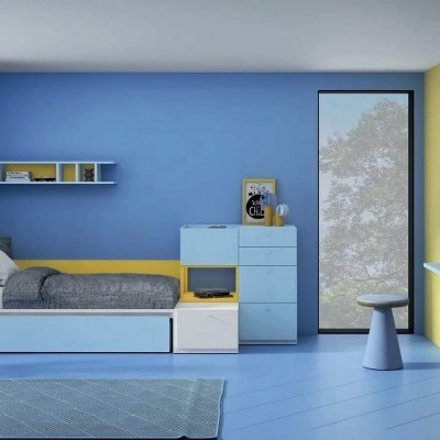 Quarto moderno com cama, cómoda, estantes e armários coloridos