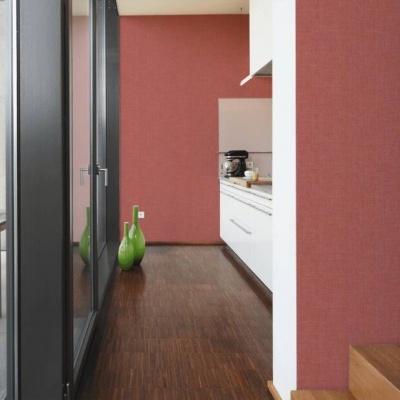 Interior com parede vermelha, piso e escadas de madeira, cozinha branca e varanda com mobiliário branco