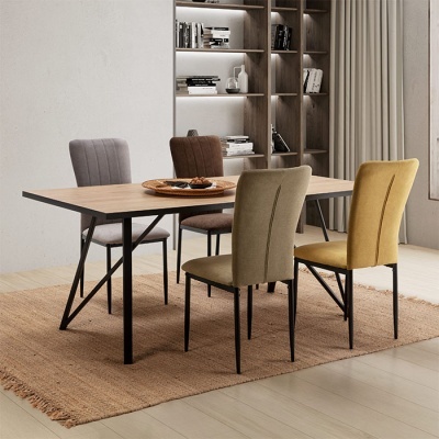 Mesa de jantar com quatro cadeiras coloridas em ambiente interior