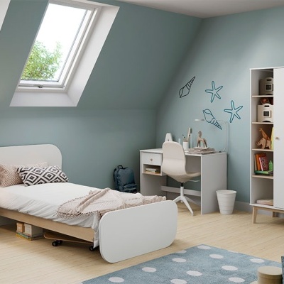Quarto infantil com mobília branca e decoração azul clara