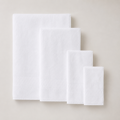 Conjunto de quatro toalhas brancas com padrão texturizado