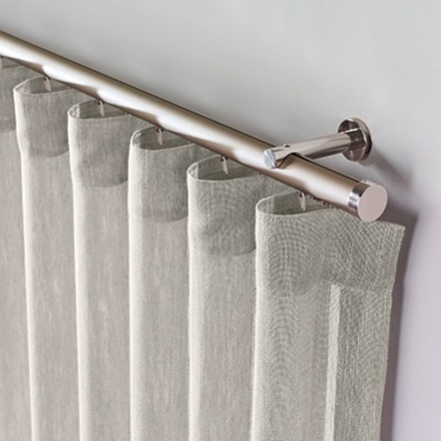 Cortina branca translúcida em varão metálico prateado numa parede branca
