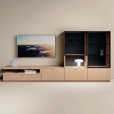 Móvel de sala moderno em madeira clara com prateleiras pretas, candeeiro branco e televisão na parede