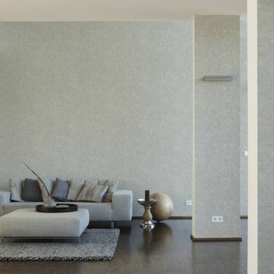 Sala de estar moderna com sofá cinzento claro e mesa de centro