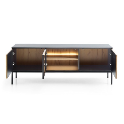 Aparador preto com interiores em madeira e iluminação interior aberto