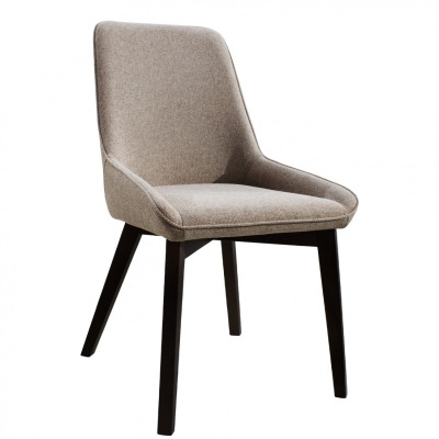 Cadeira estofada bege com pernas de madeira escura