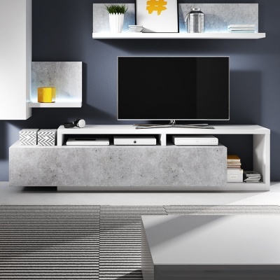 Móvel de televisão moderno cinza e branco com televisão e decoração num ambiente minimalista