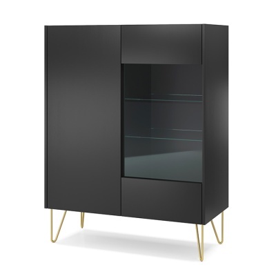 Móvel preto com portas opacas e vidro, prateleiras de vidro e pés metálicos dourados.