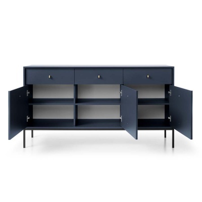 aparador azul escuro com três gavetas e portas abertas mostrando prateleiras internas