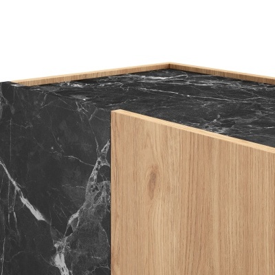 Móvel com tampo e painel lateral em mármore preto e porta em madeira clara
