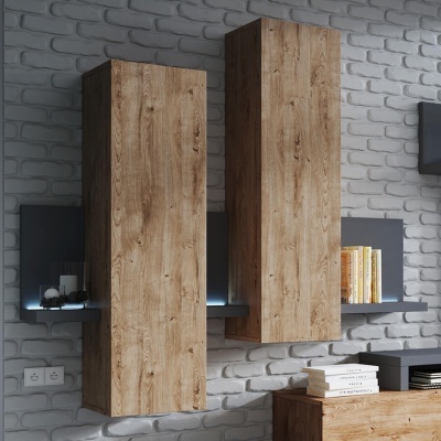 Armários suspensos em madeira clara sobre prateleira cinza numa parede de tijolos brancos