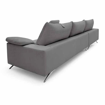 sofá cinza com almofadas soltas e pés metálicos