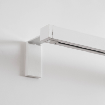 Suporte de prateleira branco em metal fixado na parede