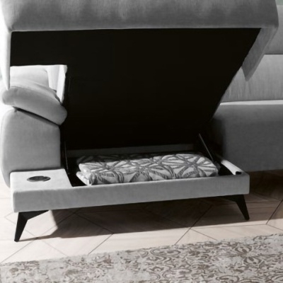 Sofá cinzento com arrumação inferior aberta e tapete claro no chão