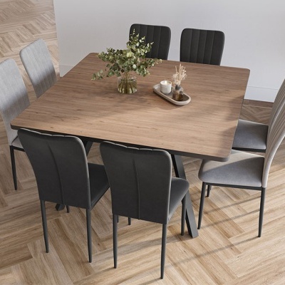 Mesa de jantar quadrada em madeira clara com seis cadeiras estofadas alternadas cinza e pretas