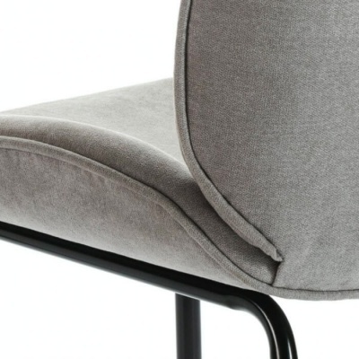 Cadeira cinza claro com estrutura metálica preta