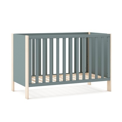 Berço de bebé verde com laterais em ripas e pés de madeira clara