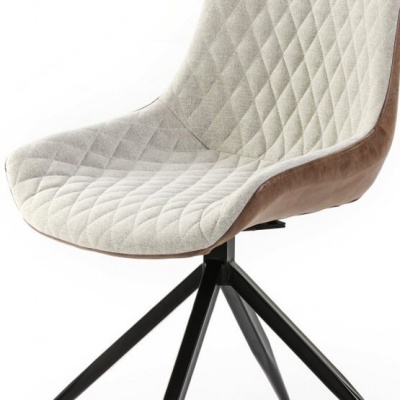 Cadeira de escritório cinza com padrão matelassê e laterais castanhas, base preta com quatro pés.